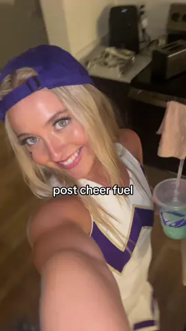 HUSKIES WON 🏈💜 #tacobell #cheer #huskies #fuelyourbody 