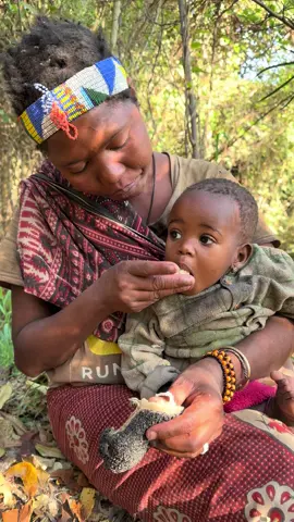 Wow! So cool how she feed her daughter #hadzabetribe #kidstiktok #fyp #eating #chaba 