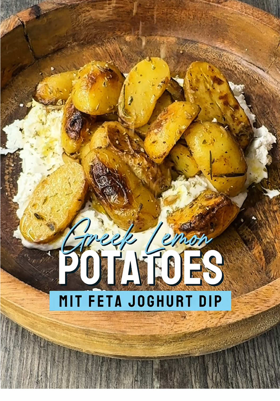 Griechische Zitronenkartoffeln – Lemon Potatoes – außen knusprig, innen weich, voller Zitronenaroma 🍋🥔 Urlaub auf dem Teller – wer würde sofort probieren? 😍👇🏻  Zutaten: * 1 kg Babykartoffeln * 2 Knoblauchzehen * 2 Zitronen (Saft + Abrieb) * 1 EL Senf * 200 ml Wasser oder Gemüsebrühe * Olivenöl * Oregano, Thymian, Paprika, Rosmarin * Salz & Pfeffer Zubereitung: 1. Ofen auf 220 °C Umluft vorheizen. 2. Kartoffeln halbieren und in eine Auflaufform geben. 3. Mit Knoblauch, Zitronensaft, Senf, Gewürzen und Olivenöl vermengen. 4. Brühe oder Wasser angießen. 5. 30–40 Min. goldbraun backen, zwischendurch umrühren. 👉 Pur oder mit Joghurt-Feta-Dip servieren. 🇬🇧 English Greek Lemon Potatoes 🍋🥔 Ingredients: * 1 kg baby potatoes * 2 garlic cloves * 2 lemons (juice + zest) * 1 tbsp mustard * 200 ml water or vegetable broth * Olive oil * Oregano, thyme, paprika, rosemary * Salt & pepper Instructions: 1. Preheat oven to 220 °C fan. 2. Halve the potatoes and place in a baking dish. 3. Add garlic, lemon juice, mustard, herbs, spices and olive oil, mix well. 4. Pour in broth or water. 5. Roast 30–40 min until golden, stirring once. 👉 Serve plain or with a yogurt-feta dip. 🇬🇷 Ελληνικά Πατάτες λεμονάτες στο φούρνο 🍋🥔 Υλικά: * 1 κιλό μικρές πατάτες * 2 σκελίδες σκόρδο * 2 λεμόνια (χυμός + ξύσμα) * 1 κ.σ. μουστάρδα * 200 ml νερό ή ζωμός λαχανικών * Ελαιόλαδο * Ρίγανη, θυμάρι, πάπρικα, δεντρολίβανο * Αλάτι & πιπέρι Εκτέλεση: 1. Προθερμάνετε το φούρνο στους 220 °C αέρα. 2. Κόψτε τις πατάτες στη μέση και βάλτε τες σε ταψί. 3. Προσθέστε σκόρδο, λεμόνι, μουστάρδα, μυρωδικά και ελαιόλαδο, ανακατέψτε καλά. 4. Ρίξτε το νερό ή τον ζωμό. 5. Ψήστε για 30–40 λεπτά μέχρι να ροδίσουν, ανακατεύοντας μια φορά. 👉 Σερβίρονται σκέτες ή με γιαούρτι–φέτα ντιπ. #lemonpotatoes #zitronenkartoffeln #griechischkochen #panoskitchen #einfacherezepte 