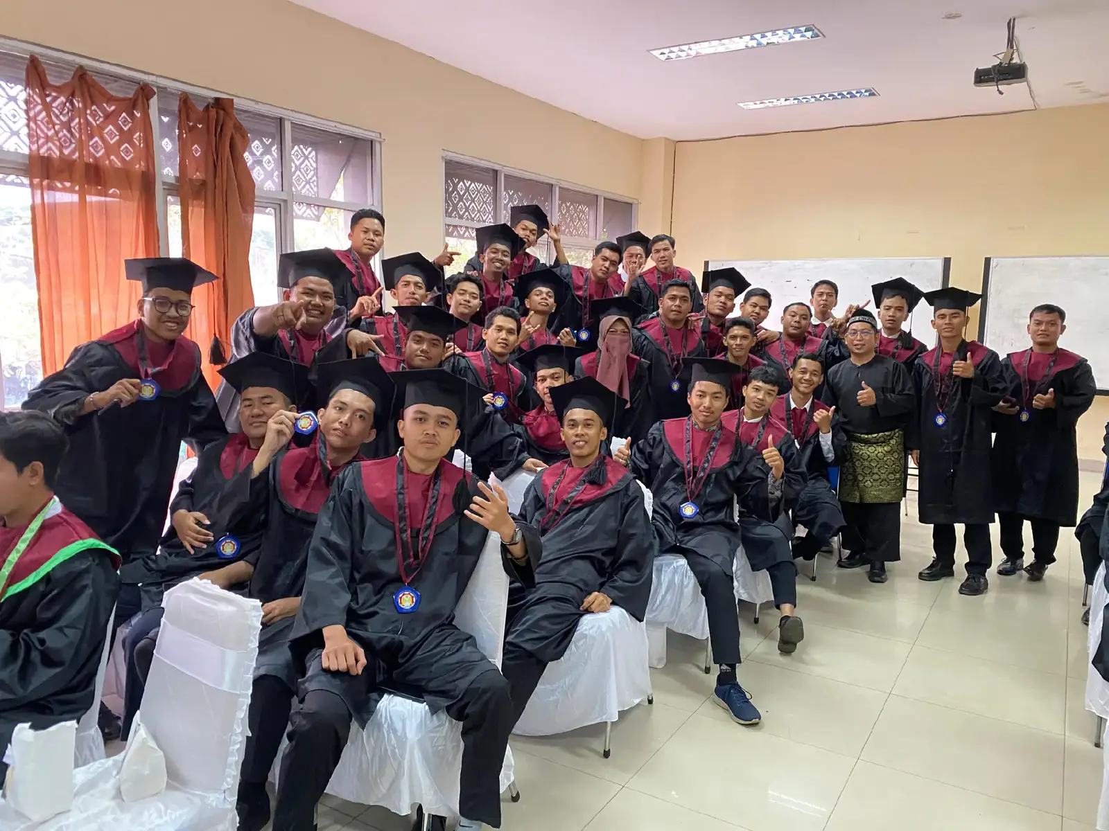 Wisuda Politeknik Negeri Sambas Tahun 2025 Jurusan Teknik Mesin  #wisuda #teknikmesin #nomesinnoparty🔥 #solidarityforever #mesinstrong⚙️🛠️ #politekniknegerisambas 