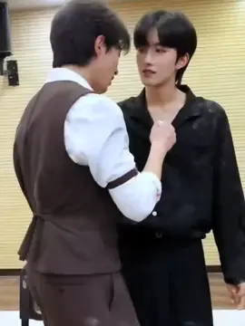 Jujur aja Qiu, lu aslinya mau nyium beneran kan? Cuman krn lagi di tempat umum, makanya pake perantara jari doang? 🤭🤣 #abodesire #desiretheseries #eliothuang #kipukaqiu #xingqiu 