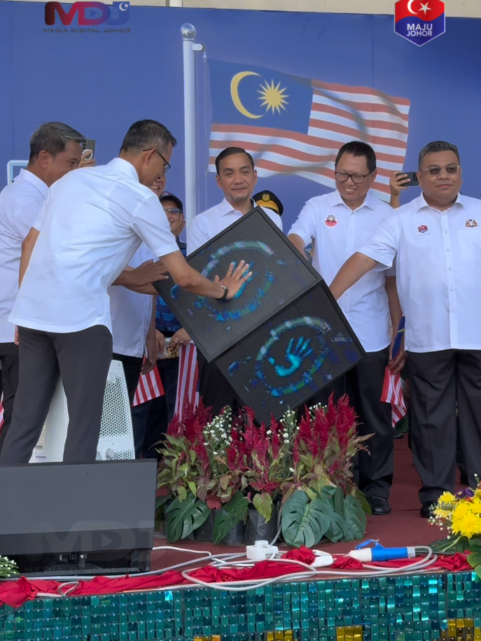 📹 165 KONTINJEN MERIAHKAN HARI KEBANGSAAN KE-68 PERINGKAT NEGERI JOHOR Majlis Perbarisan, Perarakan dan Perhimpunan sempena Sambutan Hari Kebangsaan Ke-68 Peringkat Negeri Johor Tahun 2025 di Batu Pahat, berlangsung meriah dengan penyertaan 165 kontinjen daripada pelbagai jabatan dan agensi kerajaan, syarikat berkaitan kerajaan (GLC), pihak swasta serta unit beruniform. Majlis telah dihadiri oleh YAB Dato' Onn Hafiz Ghazi, Menteri Besar Johor bersama YB Dato' Haji Asman Shah Abd. Rahman, Setiausaha Kerajaan Negeri Johor, YB Mohd Fared Mohd Khalid, Pengerusi Jawatankuasa Hal Ehwal Agama Islam Negeri Johor serta Ketua-Ketua Jabatan dan Agensi Negeri dan Persekutuan. #HariKebangsaanKe-68 #BatuPahat  #VideoMDJ #MediaDigitalJohor   #fyp 