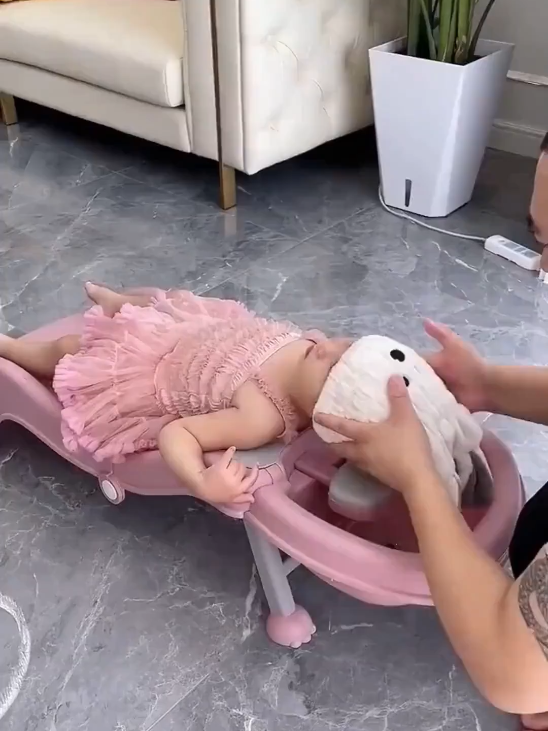 Saya bimbang bayi saya diserang selsema apabila mencuci rambutnya. Tudung pengering rambut ini hangat dan selesa. Bayi saya juga suka.