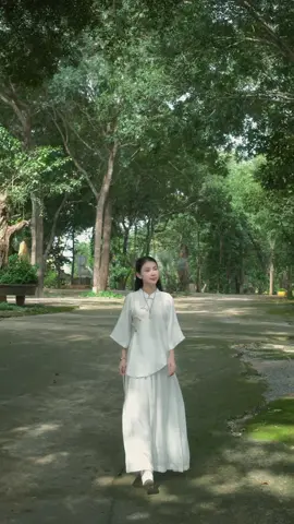 Có những chuyện....Chỉ nên hiểu, không nên nói... Đến một độ tuổi nào đó, người ta tự nhiên im lặng hơn. Không phải vì không còn điều gì để nói.Mà là có quá nhiều điều... nói ra cũng chẳng để làm gì. Vì hiểu - là để sống cho đúng. Còn nói - đôi khi chỉ để chứng minh mình đúng.Nhưng chứng minh để làm gì, khi người ta chưa chắc đã muốn nghe? Cuộc đời không thiếu những người thích giành phân đúng,Nhưng lại rất hiếm người chịu đặt mình vào vị trí người khác để hiếu. Nói ra chỉ khiến người khác chạm tự ái, rồi buồn lòng, rồi xa nhau.Có những tình cảm, thoạt nhìn tưởng chân thành .  Nhưng hiểu rồi mới biết: có điều kiện, có giới hạn.Có những con người, ban đầu tiếp xúc thấy rất tốt,Nhưng càng hiểu sâu lại càng thấy - nên giữ một khoảng cách. Hiểu - để tỉnh.Im lặng - để không làm tổn thương.Và đôi khi, để giữ lại chút tình cảm cuối cùng, dù ít ỏi.Chúng ta không cần phải nói hết ra. Không cần lúc nào cũng 