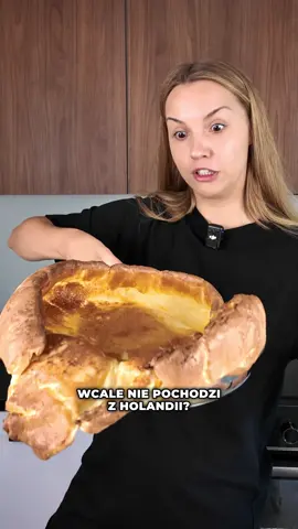 Dutch baby z nektarynką 😍 Składniki: : •4 jajka •150ml mleka •100g mąki pszennej •1 łyżeczka ksylitolu •szczypta soli •15g masła  Do podania: •2 nektarynki •150g serka waniliowego  ❗️Składniki w temperaturze pokojowej! 📏Forma 28 cm  1️⃣ Piekarnik rozgrzewamy do 220 stopni. Wkładamy patelnię lub naczynie nadające się do piekarnika. 2️⃣ Do miski wlewamy mleko, dodajemy mąkę, ksylitol lub cukier, sól i dokładnie mieszamy żeby nie było grudek. 3️⃣ Wbijamy jajka i mieszamy.  4️⃣ Patelnię wyjmujemy, wrzucamy masło.  5️⃣ Wlewamy całą masę na patelnię. 6️⃣ Pieczemy 15-20 minut w 220 stopniach z termoobiegiem. 7️⃣ Nektarynkę kroimy i wrzucamy na 5 minut do airfryera lub podsmażmy na maśle. 8️⃣ Naleśnik podajemy z serkiem i nektarynką. Sam naleśnik (1/2): 426 kcal B:21,2g T:19,8g W:41g Z serkiem (1/2): 590 kcal B:27g T:24,8g W:63,7g #przepis #dutchbaby #furajedzenia #nektarynki 