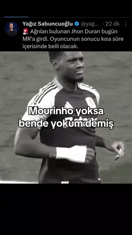 Arkandayız Emmi --- Jose Mourinho ile Fenerbahçe'nin yolları resmen ayrıldı. Sezona büyük umutlarla giren sarı-lacivertliler, dünyanın en kariyerli teknik direktörlerinden biriyle çıktıkları bu yolculuğu beklenmedik şekilde kısa sürede sonlandırdı. Mourinho’nun göreve gelişi, sadece Türkiye’de değil, Avrupa futbol kamuoyunda da büyük yankı uyandırmıştı. Tecrübesi, karizması ve kazandığı onlarca kupa ile Fenerbahçe’ye hem saha içinde hem de marka değeri açısından büyük katkı sağlayacağı düşünülüyordu. Taraftarlar, uzun yıllardır süren şampiyonluk özlemini Mourinho liderliğinde sona erdirme hayali kuruyordu. Ancak futbol sahnesi beklentiler kadar gerçeklerle de şekilleniyor. Performans, transfer politikaları, kulüp içi dinamikler veya karşılıklı fikir ayrılıkları bu ayrılığın temel sebepleri arasında gösteriliyor. Ayrılık kararının ardından her iki taraf da karşılıklı saygı çerçevesinde süreci yürütmeye özen gösterdi. Jose Mourinho'nun Fenerbahçe macerası kısa sürmüş olsa da, bu birliktelik Türk futbolu adına önemli bir deneyim olarak hafızalarda yerini aldı. Sarı-lacivertli kulüp ise yeni teknik direktör arayışlarına resmen başlamış durumda. Taraftarlar ise hem buruk hem umutlu: Şimdi gözler, yeni bir sayfanın nasıl açılacağında. Jhon Duran Edit Fenerbahce #fenerbahçe #josemourinho #mourinho 