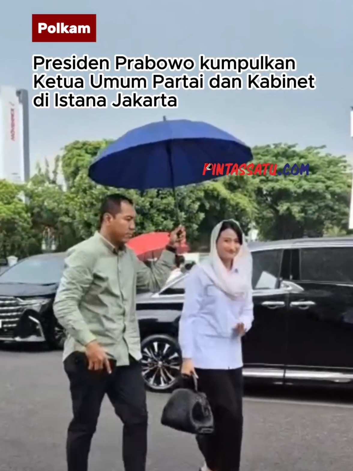 JAKARTA I PINTASSATU.com - Presiden Prabowo Subianto mengumpulkan sejumlah ketua umum partai politik dan anggota Kabinet Merah Putih di Istana Kepresidenan Jakarta, Minggu siang.  Mereka terlihat memasuki kompleks istana melalui Pintu Pilar sejak pukul 11.00 WIB untuk menuju ke lingkungan Kantor Presiden.  Ketua MPR sekaligus Sekjen Partai Gerindra Ahmad Muzani menjadi salah satu tokoh yang pertama hadir, tercatat tiba sekitar pukul 11.12 WIB. Disusul kemudian oleh Menteri Koordinator Bidang Pemberdayaan Masyarakat yang juga Ketua Umum Partai Kebangkitan Bangsa (PKB), Muhaimin Iskandar, serta perwakilan dari Partai Demokrat, Edhie Baskoro Yudhoyono atau Ibas. Selain itu, juga hadir Penasihat Khusus Presiden Indonesia Bidang Politik dan Keamanan Wiranto.  I neo  #jakarta #prabowosubianto #ketumpartaipolitik #kabinetmerahputih #istanakepresidenan 