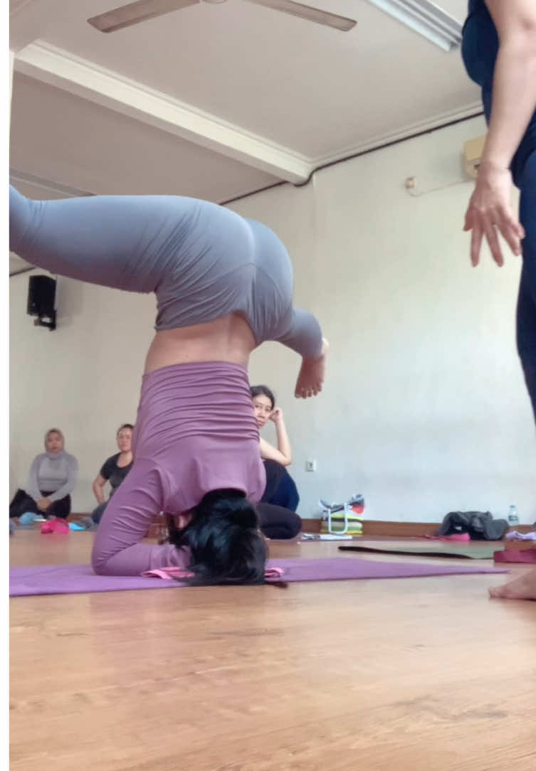 Not perfect, but still progressing✨ #yoga #sirsasana #headstand #fyp #foryoupage 