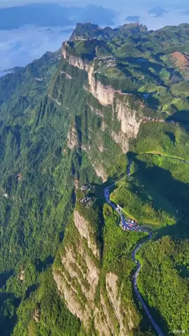 Segredos da vila no penhasco de Xiangxi 🏔️✨ O grande penhasco nas profundezas dos segredos de Xiangxi, a maior montanha da Ásia, a vila no penhasco com uma estrada que leva diretamente ao topo da montanha. #SegredosDeXiangxi #MontanhaGigante #AventuraÉpica #viraltiktok #tiktok 