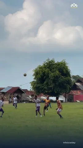 Olahraga di Kaki Gunung 3 yang segar dan sejuk di sore hari. Nonton Pertandingan Persahabatan ada yang tahu Club apa? _______ Follow Media Sosial : ▫️Instagram : @infoticiwidey ▫️Tiktok : @infoticiwidey ▫️Facebook : @infoticiwidey ▫️Youtube : @infoticiwidey Tim Kreatif :  @officialteam.infoticiwidey  @iderideran.id ____________________ #infoticiwidey #ciwidey #pasirjambu #rancabali #bandung1000kampung 