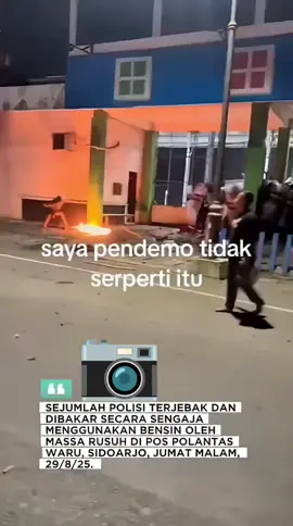 Sidoarjo - 🔥 Pos Polisi Waru Dibakar Massa, Aparat Terpojok di Tengah Kobaran Api! Pos polisi Waru di perbatasan Surabaya-Sidoarjo menjadi sasaran aksi anarkis massa pada Sabtu (24/8/2025) dini hari. Video pembakarannya sempat viral di media sosial. Dalam video yang beredar tampak sejumlah pasukan polisi dengan tameng terpojok di dalam pos oleh massa. Massa yang beringas kemudian menyiramkan bahan bakar ke aparat yang terpojok. Dengan sekali sulut api langsung berkobar yang mengepung aparat. Tampak massa langsung berteriak dan girang melihat kobaran api itu sambil melempari aparat dengan berbagai benda. Informasi yang dihimpun, pembakaran pos polisi di Waru itu terjadi pada Sabtu (30/8) pukul 00.15 WIB. Saat itu ratusan pendemo yang sebelumnya berkumpul di Kota Surabaya mulai bergerak ke arah selatan. Sesampainya di depan pos polisi Waru itu, massa kemudian membakar tenda penjagaan dan melanjutkan aksinya dengan merusak pos. Padahal di situ ada puluhan aparat yang siaga namun kalah jumlah. Tenda pos yang dibakar merupakan bangunan semi permanen dari besi dan kain banner yang berada tepat di depan pos. Tak hanya itu, bagian dalam pos termasuk Ruang Parahita Taksaka dan Musala Al-Hanan mengalami kerusakan. Kaca jendela dan pintu pecah berantakan. 