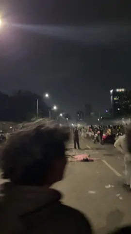 stay safe buat yg turun langsung ke lokasi fyi: itu ibu2nya sehat2 aja guys, dia geletak karena cumaa kecapean, respect buat ibunya yg ikut turun kelokasi🙌🏻🙌🏻🙌🏻 #fakesituation⚠️ #demojakarta #demo #staysafe #fyp 