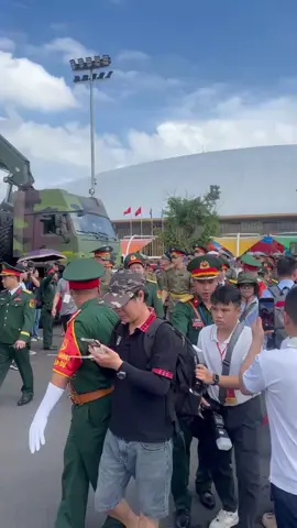 Sít rịt mấy anh Gấu Nga nè kkk 🐻 🇷🇺 #xuhuong #viral #quandoiNga #russia #hanoi 