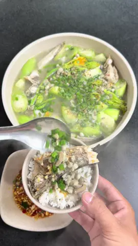 Cái món nhớ quê! Cá lóc nấu canh hến – ngọt nước, thơm quê, ăn một muỗng là nhớ cả tuổi thơ.#xuhuongtiktok #ilovetiktok #dacsanmientay #trending #monngonmoingay 
