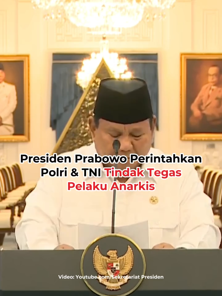 PRESIDEN PRABOWO PERINTAHKAN POLRI & TNI TINDAK TEGAS PELAKU ANARKIS Presiden Prabowo Subianto saat konferensi pers bersama pimpinan partai politik dan pimpinan MPR/DPR di Istana Kepresidenan, Jakarta, Minggu (31/8/2025), memerintahkan Polri dan TNI bertindak tegas kepada pelaku anarkis yang melakukan pengrusakan fasilitas umum serta penjarahan, sesuai dengan hukum yang berlaku. Presiden juga meminta masyarakat untuk menyampaikan aspirasi yang murni dengan damai dan dipastikan akan dicatat dan tindaklanjuti. #IDNTimes #IDNTimesNews #tiktoknews #tiktokberita #salingjagasesamawarga #IDNTimes_NAI #tiktoktainment #TikTokNews #Viral #FYP #Brimob #polisi #ojol #AffanKurniawan