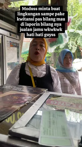 dia ngasih kwitansi bilang biasa buat lingkungan saya slama tinggal di sini gapernah liat dia bersihin lingkungan dan dia bukan orang sini pas bilang mau di laporin ,dia langsung bilang jualan jamu tetap hati hati guyyss modus gini meraja lele