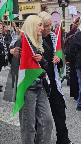 انها الإنسانية سويديين حازنيين علي الصحفيين والمدنيين في غزة وشباب العرب والمسلمين جالسين في مطاعم ومقاهي المقاطعة مثل ماكدونالدز واسبريسو هاوس وغيرها Stockholm sweden 