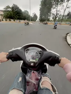một năm nào đó, rồi chúng ta sẻ quên mất tên của một người, quen mất luôn những thói quen dáng vẻ ấy 👍🏻