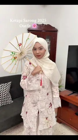 Outfit Keretapi Sarong dah ada, berangan dulu kalau papa bagi green light boleh join ☂️☂️🥰