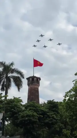 Dù đi tới 3 lần sơ duyệt rồi nhưng thật ra là tôi chẳng có tí kinh nghiệm gì cả. Toi cứ hay đùa: vì toi yêu đất nước này tha thiết nên tôi hên. 21/8 7r toi ra Kim Mã vắng tanh, thế là toi được đứng line1 ngon ơ. 24/8 toi cũng 7h mới đi nhưng lớ ngớ thế nào được dắt vào hẻm đi ra Ngọc Hà xem kị binh cũng line1 mát mẻ thoáng đãng. 30 thì 8h tối tôi đi ra NTH có bạn toi camp chỗ cho, lớ ngớ thế nào chú bên cạnh toi có nguyên 1 cái chiếu nhưng chỉ có 2 vợ chồng. Thế là tôi lại được ngồi ké line1 thoáng đãng mát mẻ 😅 Chứ mn hỏi tôi map rồi tuyến này tuyến kia thậc sự là tôi không biết gì để chỉ luôn ý. Các bác cứ tự tin đi camp đi xem đi. Vui lắm ý, hơn cả diễu binh là toi thấy dân VN mình tuyệt vời vô cùng tận, thêm nữa là cán bộ suppost tận tình ấm lòng lắm ❤️❤️❤️