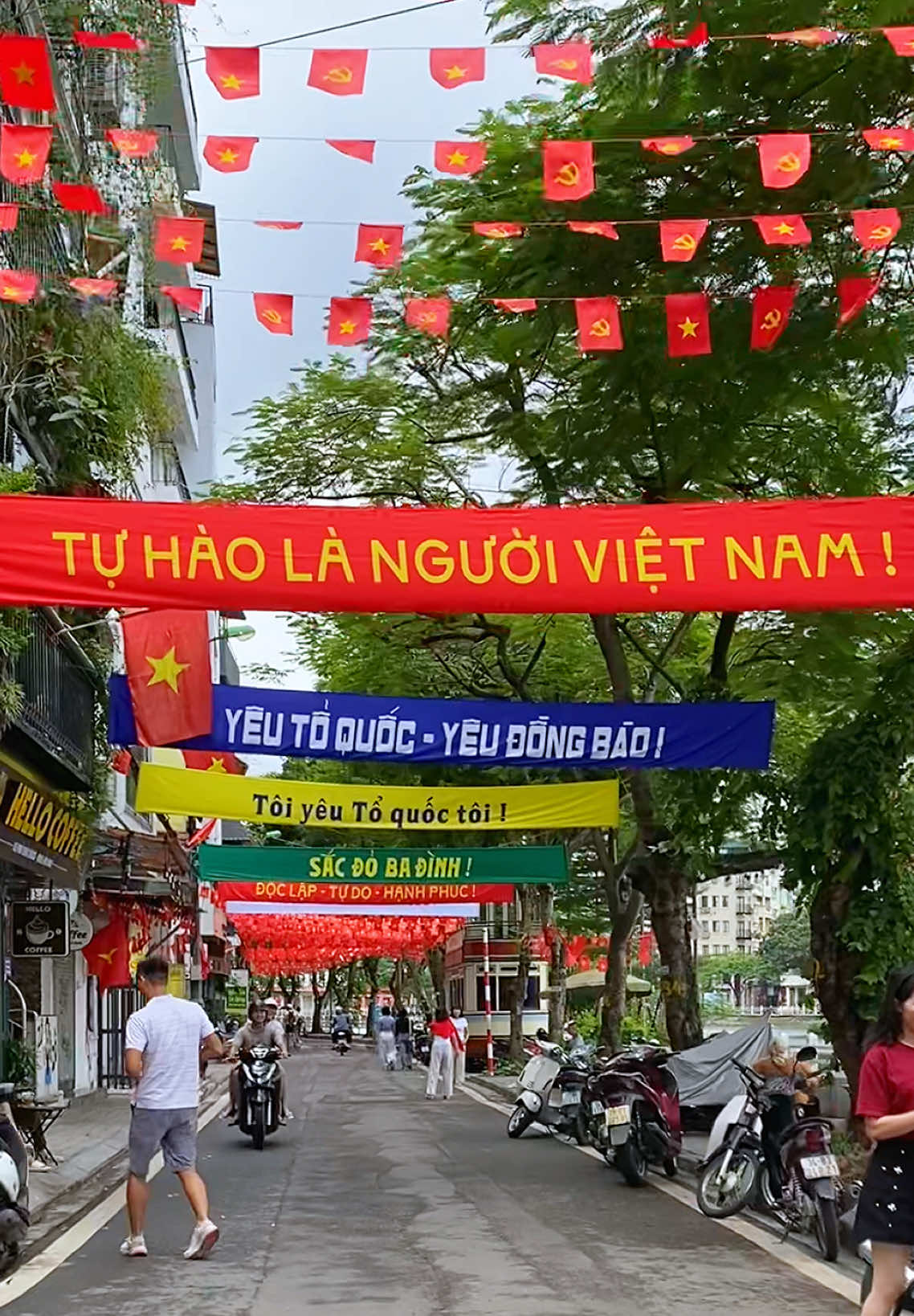 Thật biết ơn khi giờ đây mình đang đi dưới những lá cờ đỏ bay phấp phới và hoà mình vào không khí hào hùng của lễ duyệt binh sắp tới 🇻🇳 #tuhaolanguoivietnam #toiyeuvietnam #vietnam 