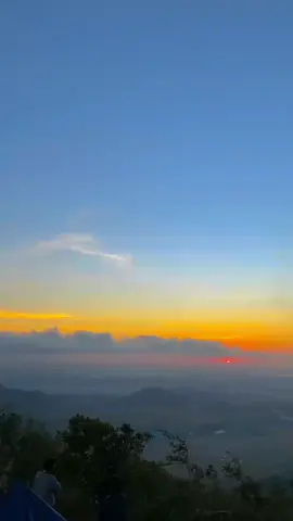 menyaksikan matahari terbit, pengingat harian bawah alam melukis mahakarya baru setiap hari.☺️🤩🌄 #fyppppppppppppppppppppppp #masukberanda #abcxyz #pendakigunung #CapCut @bkiswari @afid_hadi 
