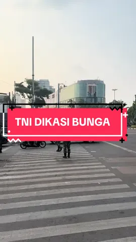 16:50, TNI dikasi bunga. Sweet deh kalian 