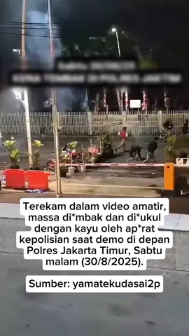 Terekam dalam video amatir, massa di*mbak dan di*ukul dengan kayu oleh ap*rat kepolisian saat demo di depan Polres Jakarta Timur, Sabtu malam (30/8/2025). Sumber: @yamatekudasai2p  #demo #demodpr