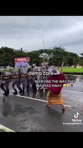 THE WAY THEY BACKED AWAY AS SOON AS SHE BROUGHT THE SLIPPER 😭🙏🙏 #demo2025 #indonesia #fyp #trending #viral 