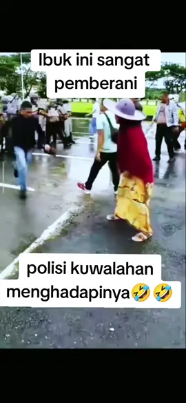 seorang emak emak sangat berani #promomakangajian #mahasiswa #rumahsahronidibakar #mahasiswademodpr #fyp 