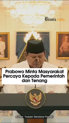 Presiden Prabowo Subianto meminta masyarakat untuk tetap tenang dan percaya kepada pemerintah di tengah meningkatnya tensi politik dan aksi massa belakangan ini.  Prabowo menegaskan pemerintah bersama seluruh partai politik, termasuk yang berada di luar koalisi, berkomitmen memperjuangkan kepentingan rakyat. Hal ini dikatakannya saat menyampaikan keterangan pers resmi bersama sejumlah Ketua Umum Partai Politik baik dari dalam maupun luar koalisi, serta pimpinan DPR dan MPR di Istana Merdeka, Minggu (31/8/2025).  “Saya minta sungguh-sungguh seluruh warga negara untuk percaya kepada pemerintah, untuk tenang. Pemerintah yang saya pimpin dengan semua partai politik termasuk partai di luar pemerintahan bertekad untuk selalu perjuangkan kepentingan rakyat dan bangsa, termasuk rakyat paling kecil dan tertinggal,” kata Prabowo. #bisniscom #topnewsbisniscom #ekonomi #bisnis #saham 
