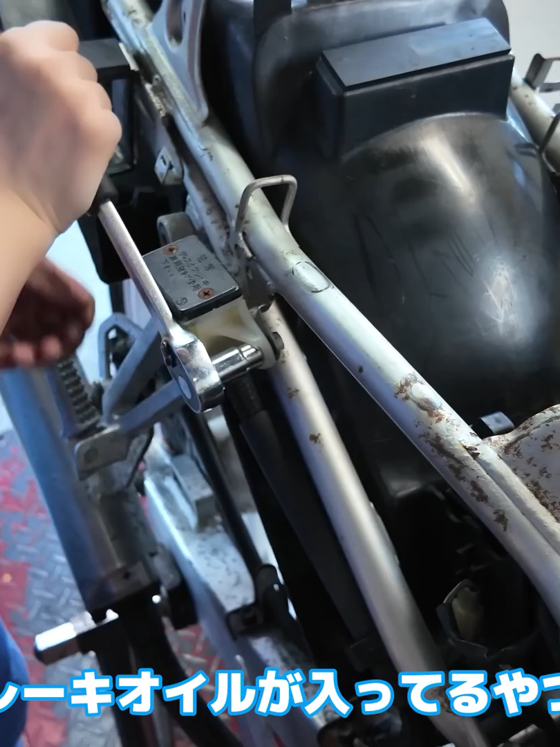 事故歴有のタダで貰ったNSR250Rレストア進行中。状態を確認するためにバラしていたら歪んでた。 04
