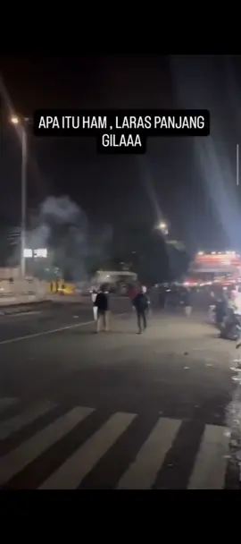buat temen temen yg demo . ane dapet video dari kawan ane . .  sekarang polisi udah di modalin senjata . 