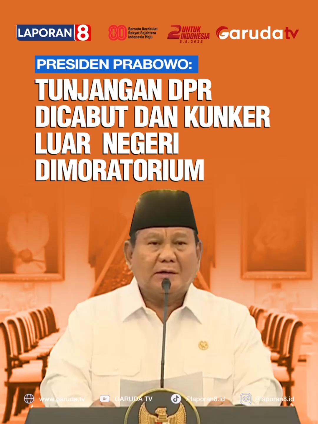 Presiden Prabowo Subianto mengungkapkan bahwa DPR akan mencabut sejumlah kebijakan menyusul meningkatnya tekanan publik, termasuk penghentian sementara kunjungan kerja ke luar negeri dan penghapusan tunjangan anggota dewan. Pernyataan ini disampaikan dalam konferensi pers di Istana Merdeka, Minggu (31/8/2025), usai pertemuan dengan para ketua umum partai politik di tengah situasi sosial politik yang memanas. Presiden juga menyebut bahwa pimpinan DPR, atas kesepakatan dengan pimpinan parpol, akan menindaklanjuti dugaan pelanggaran etika oleh sejumlah anggota dewan. Beberapa nama seperti Uya Kuya, Eko Patrio, dan Nafa Urbach disebut menjadi perhatian karena pernyataan mereka yang memicu kritik publik terkait tunjangan DPR. Video | Naskah: Sekretariat Presiden | Sephia Editor | Admin: Gigih | Raihana Pesan redaksi: Demonstrasi adalah hak setiap warga negara dalam berdemokrasi. Mari berdemokrasi dengan kepala dingin, tanpa kekerasan. Demokrasi kuat lahir dari perbedaan yang disatukan oleh kedamaian. Saksikan Garuda TV di Free to Air atau Streaming melalui: www.garuda.tv | YouTube Garuda TV | Aplikasi Vidio | WeTV (Wewatch) | IndiHome CH111 | Transvision CH824 | FirstMedia CH45 #garudatv #laporan8 #HUTGarudaTV #GasTrus #GarudaTV2Tahun #HUTGarudaTV #PresidenPrabowo #DPRRI #TunjanganDPR