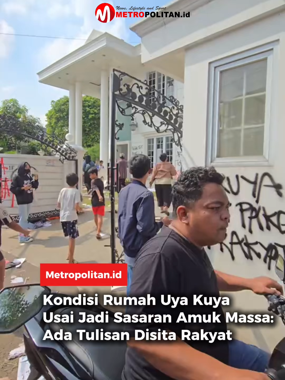 Rumah presenter sekaligus anggota DPR Uya Kuya menjadi sasaran amuk massa pada Sabtu malam (30/8/2025) hingga dini hari.  Massa merusak pagar, menjebol pintu, hingga menjarah sejumlah barang berharga. Dalam video yang beredar, kondisi rumah tampak hancur. Pagar depan rusak, dinding penuh coretan. Salah satunya tulisan : Rumah ini Disita Rakyat Bahkan, beberapa koleksi kucing peliharaan Uya Kuya yang bernilai puluhan juta rupiah ikut hilang. Uya Kuya memastikan keluarganya selamat. Ia mengaku berusaha ikhlas meski kehilangan banyak harta benda. “Saya lebih sedih karena kucing-kucing saya ikut dibawa,” ujarnya. #metropolitanid #viral #ojol #dpr #uyakuya #affankurniawan