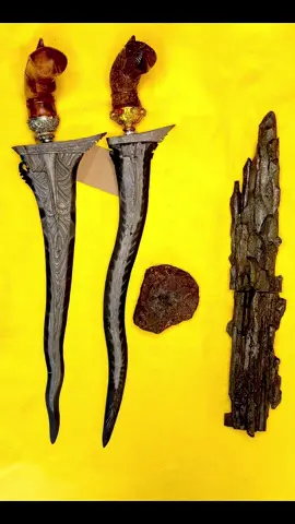 Besi meteorit adalah salah satu bahan untuk dibuat keris dan badik di luwu. Saksikan besi sakral ini dari Sulawesi. #syukuralhamdulillah #PusakaSriTemasek #foryoupage #fyp #meteorite 