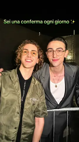 @michele_bravi dopo il concerto si è fermato con tutti i fan rimasti ad aspettarlo 🫶 #michelebravi #livemusic #musicaitaliana #perte #concerto 