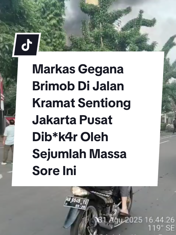 Markas Gegana Brimob dibakar massa di Jalan Kramat Sentiong, Jakarta Pusat, Minggu (31/8/2025) sekitar pukul 16.40 WIB. #hariharijakarta #jktinfo #infojakarta #jakarta #jakartatimur 