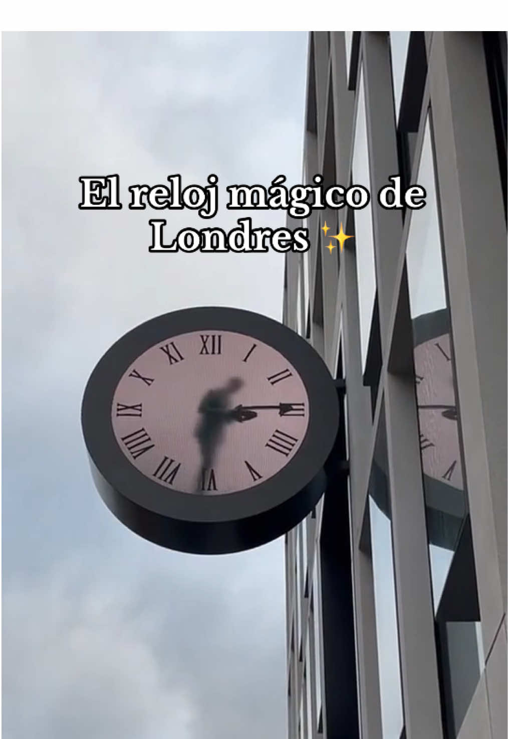 🌍✨ ¡Londres nunca deja de sorprender! En la estación de Paddington, junto a Elizabeth line, hay un reloj que no solo marca la hora… ¡la dibuja una persona desde dentro! 🕰️👨‍🎨 Sí, has leído bien: cada minuto es una obra de arte en tiempo real. ¿Lo habías visto antes? 😱🇬🇧 #london #paddington #tiktoktravel #creatorsearchinsights #travellandia_es 