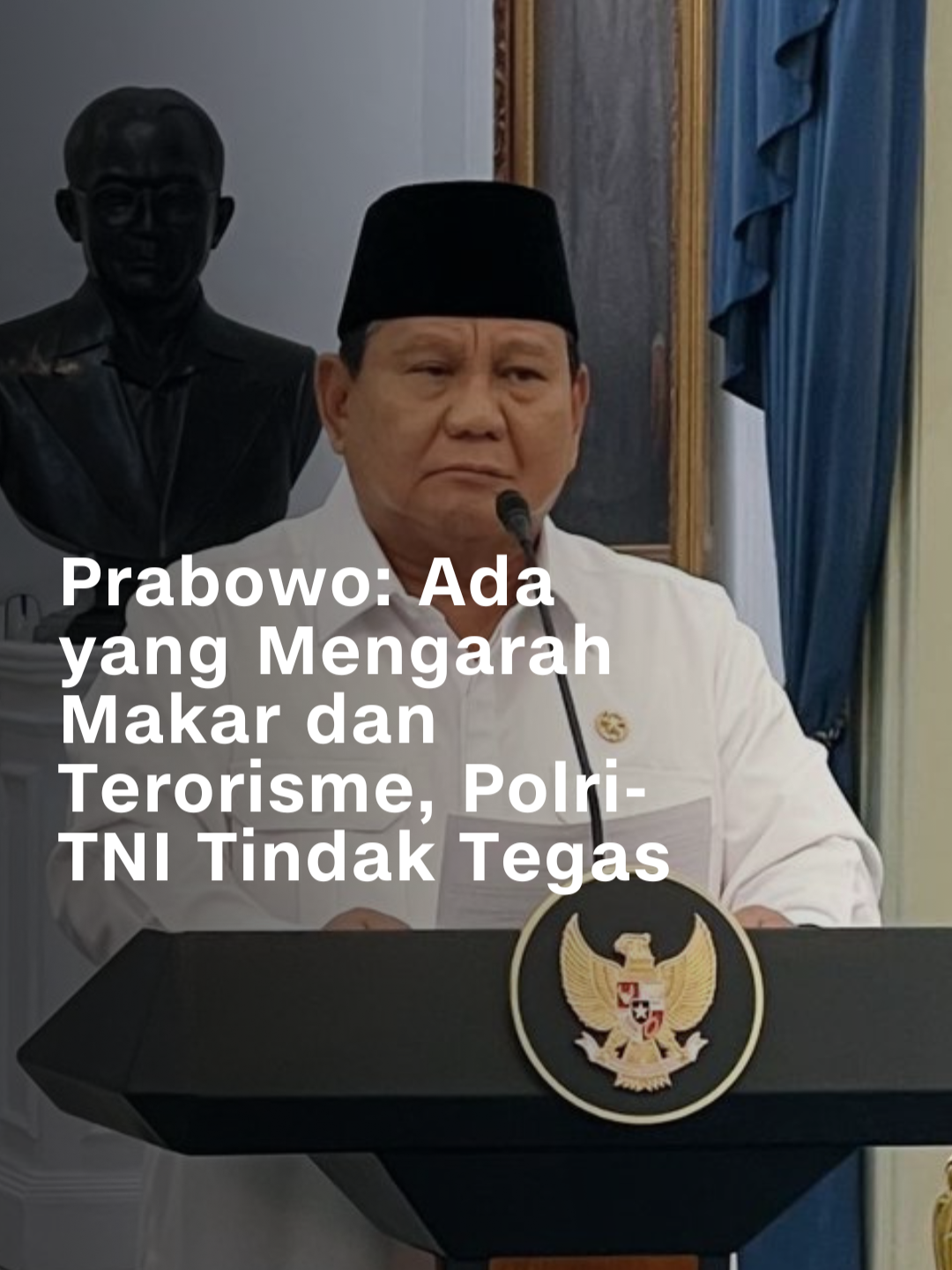 Presiden Prabowo Subianto mendadak menggelar rapat di Istana Negara, Jakarta, pada Minggu (31/8) hari ini. Usai rapat, Prabowo mengatakan aspirasi murni yang disampaikan masyarakat harus dihormati. Hak untuk berkumpul secara damai harus dihormati dan dilindungi. Namun Prabowo menyinggung bahwa ada gejala tindakan-tindakan melawan hukum. 