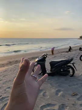 Sunset+motor kesayangan😋🤪🫦#cinematic #pantaivibes #sunsetvibes #fyp #vario125led 