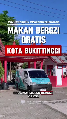 ✨ Program Makan Bergizi (MBG) kembali direalisasikan di Kota Bukittinggi. Siswa-siswi sekolah dasar hingga menengah tampak antusias menanti giliran menerima paket makanan bergizi di sekolah mereka. Program dari pemerintah pusat ini bertujuan memastikan setiap anak mendapatkan asupan gizi seimbang, sehingga mampu menunjang konsentrasi belajar, pertumbuhan yang sehat, serta pembentukan karakter yang kuat. Manfaat MBG bukan hanya membuat anak-anak kenyang, tapi juga membantu mencegah stunting, meningkatkan daya tahan tubuh, hingga mendukung terciptanya generasi yang cerdas, sehat, dan berakhlak mulia. Pemerintah Kota Bukittinggi mendukung pelaksanaan MBG ini, sebagai wujud nyata kepedulian terhadap masa depan generasi muda yang berdaya saing. Sejalan dengan jati diri Bukittinggi sebagai Kota Wisata dan Kota Perjuangan, program ini menjadi langkah penting dalam membangun masa depan bangsa. 🇮🇩 #MakanBergiziGratis #Bukittinggiku #BukittinggiKotaPerjuangan #mbgbukittinggi 