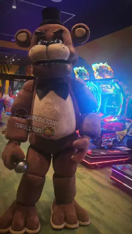 Freddy Sings the Song of his People! @Suspicious_Scooby @Kalahari Resorts #fnaf #fivenightsatfreddys #freddyfazbear #colossalcon #cosplay 