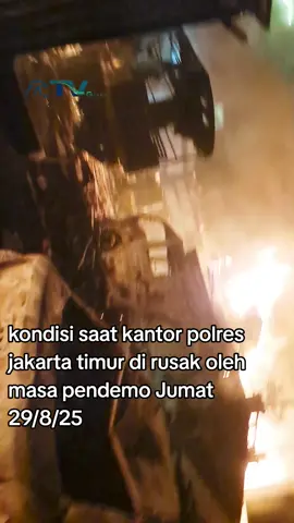 Situasi saat polres jakarta timur di datangi masa pendemo #demo #rtvglobal 
