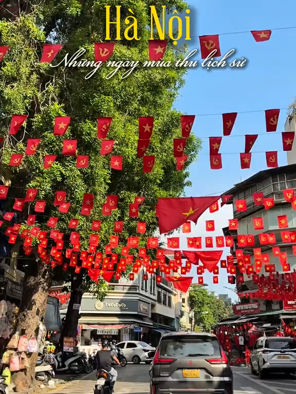 Hà Nội rợp bóng cờ đỏ sao vàng trong những ngày đón chờ đại lễ lớn của dân tộc 🇻🇳🇻🇳❤️ Lấy xe đi lượn vòng vòng khắp các ngõ phố mà thấy bồi hồi quá các bác ơi ❤️#2thang9 #quockhanh #hanoi #vietnam #a80