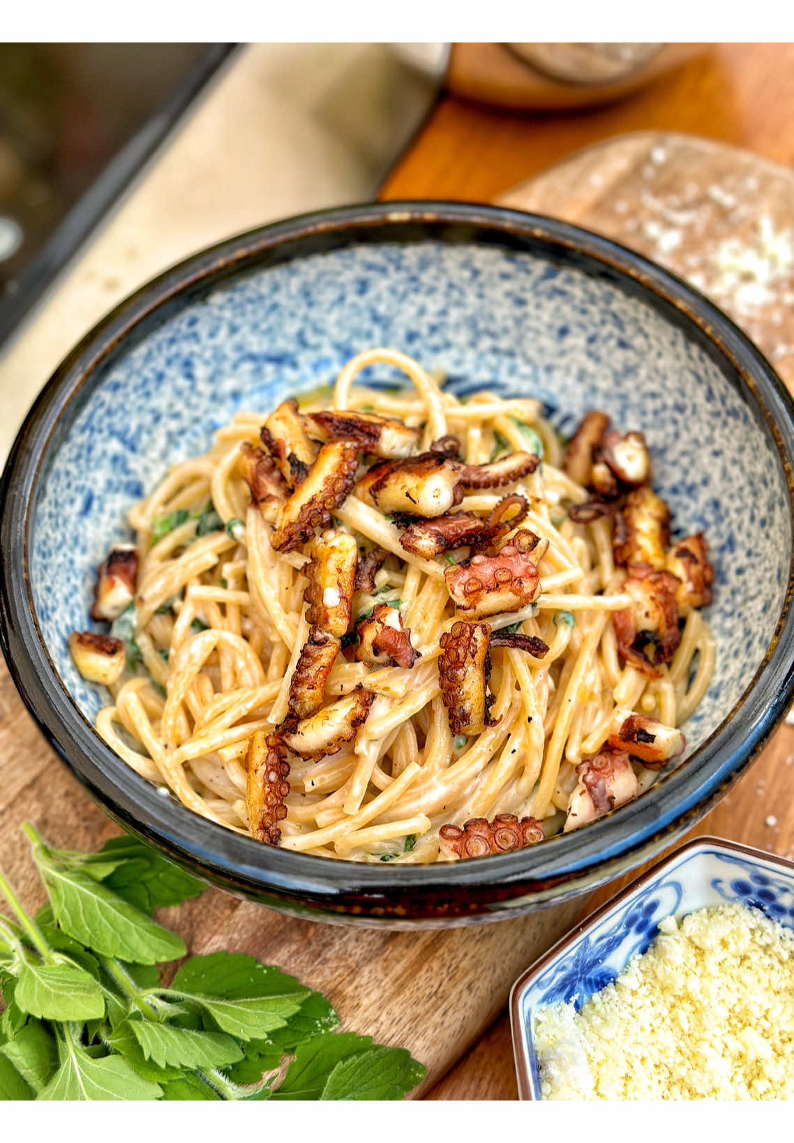 Cacio e pepe con polpo 🐙 Ecco un primo piatto di fine estate che ve ricorda il mare: cremoso, saporito con quel tocco croccante che ve fa impazzì! 🤤 E voi la cacio e pepe la preferite classica o rivisitata?  Ditemelo nei commenti, che vi leggo! 💬 #chefmaxmariola #maxmariola #maxmariolacucinapervoi #thesoundoflove 