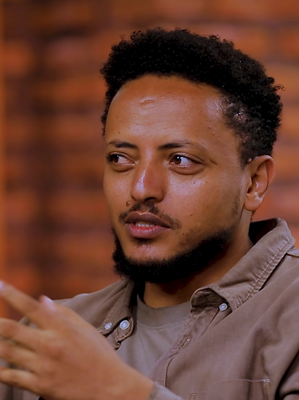 ሴቶች የራስንም ሆነ የቤተሰብን ህይወት ለመቀየር ወይም ከድህነት ለመውጣት ተብሎ ሴቶች ቁንጅናቸውን አልያም ልጅነታቸውን ገንዘብ ላላቸው ሰዎች በትዳር ስም ይሰጣሉ።   እውነት በዚህ ልማድ ብዙዎች እንዳሰቡት የቤተሰባቸውን ህይወት ቀይረዋል? ወይስ የለት ጉርስም ለማቀበል የሌሎችን እጅ ያለ ክብር ይጠናሉ?  #ethiopian_tik_tok #mulukal #kesrabehuala #ሙሉቃል #habeshatiktok @Helina ayalew 