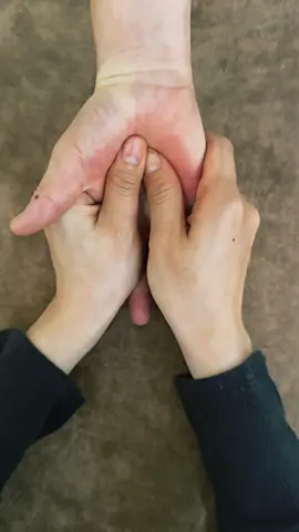 Giảm đau mỏi bàn tay và cổ tay, giảm tê tay, run tay, ra mồ hôi tay. Cải thiện trí nhớ và cải thiện chứng hồi hộp, lo âu, mất ngủ,.. #daotaohocvientrilieu #yhoccotruyen #têbìtaychân #spađôngythếhệ2 #Xoa_bóp_bấm_huyệt   