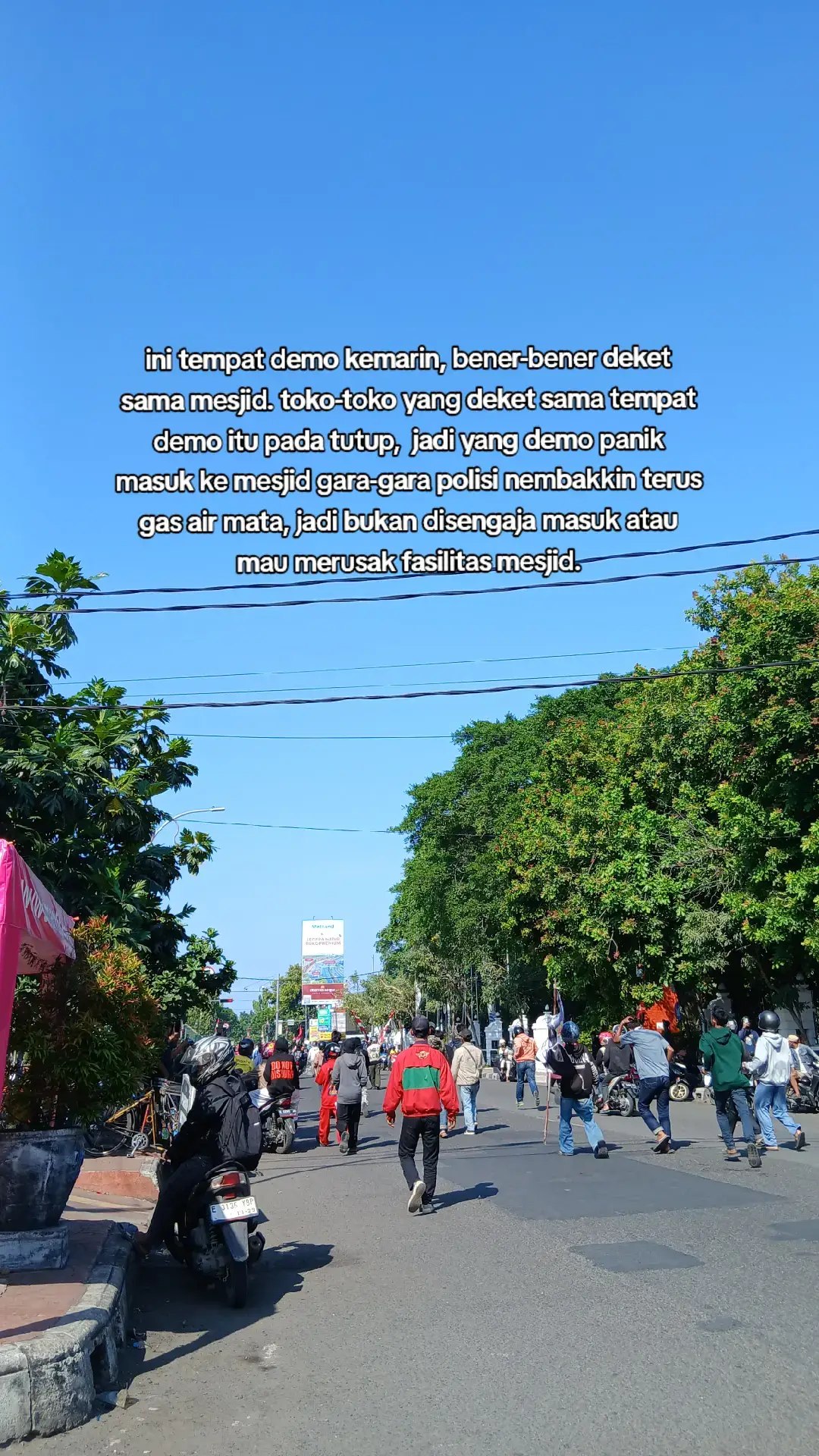 Jadi demo kemarin Sabtu, 30 Agustus 2025 di Kota Cirebon chaos karena polisi nembakkin gas air mata berkali-kali. Demo yang tadinya di DPRD menuju ke polres Cirebon Kota. Mesjid yang tempatnya deket tempat demo, yaitu di lampu merah alun-alun Kejaksan kena imbas gas air mata. Demo yang pada masuk mesjid panik karena polisi nembakkin gas air mata terus, jadi bukan karena disengaja. Mereka yang kena gas air mata langsung cuci muka di toilet mesjid, mereka juga ga anarkis di mesjid, yang ada mereka pada berlindung dan bantu orang-orang yang ada disana, ada yang ngasih minum, ada juga yang ngasih odol! #dpr #dprdkotacirebon #demo #kotacirebon #demo2025 