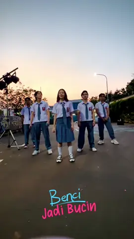 Yuk post dance #MemoriKitaChallenge versi kamu! Tutorialnya gampang kok, langsung cobain repeat sampe jago 🔁 #BenciJadiBucin #layardramaindonesia #layardramateroke #dramaseriesterbaik 